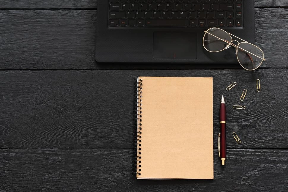 静かな環境で思考と判断を重ねる作業風景