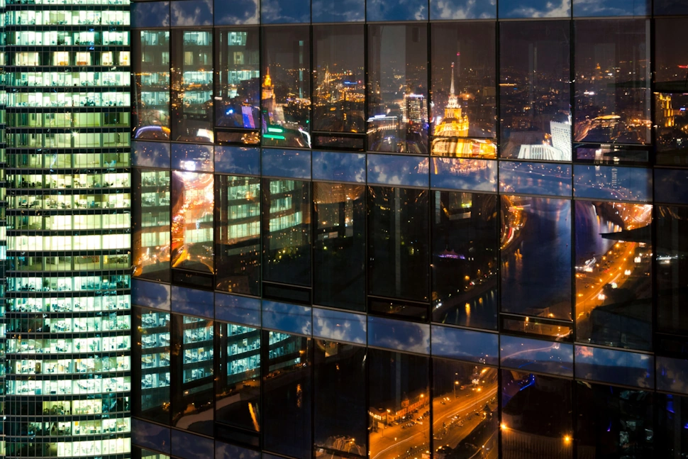 静かな時間の中で実務を振り返るイメージ